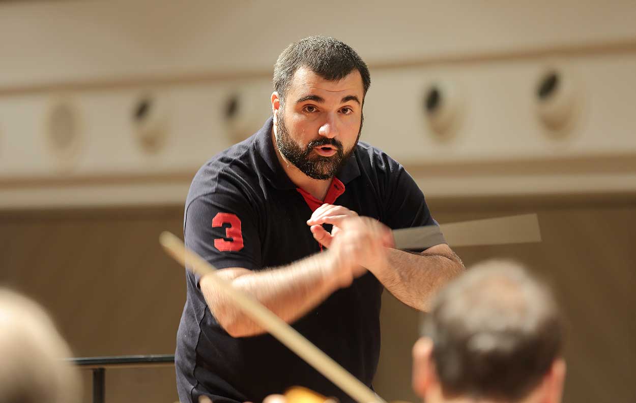 Dirigent Georgios Balatsinos im Konzert